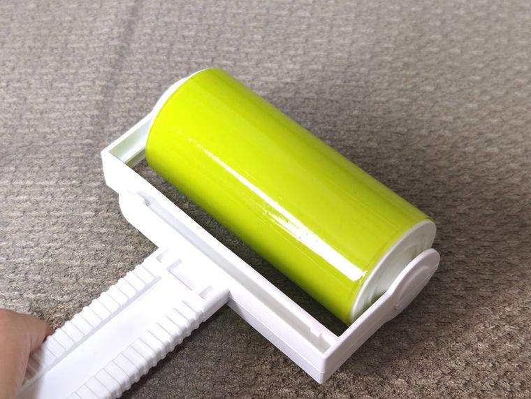 粘着ゲルクリーナーを使っている様子