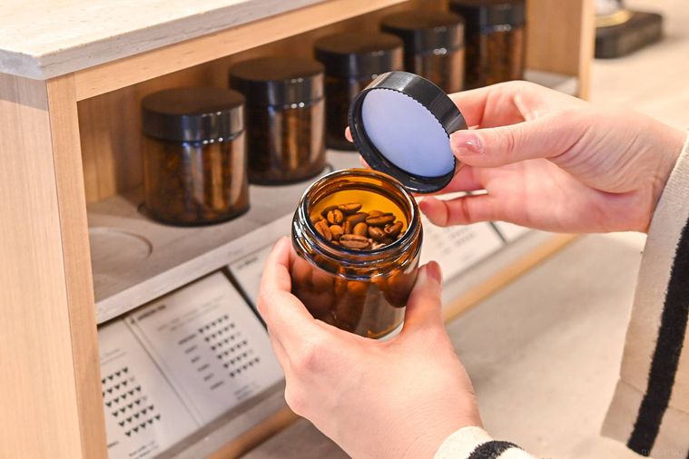 コーヒー豆が入った瓶を開けたところ