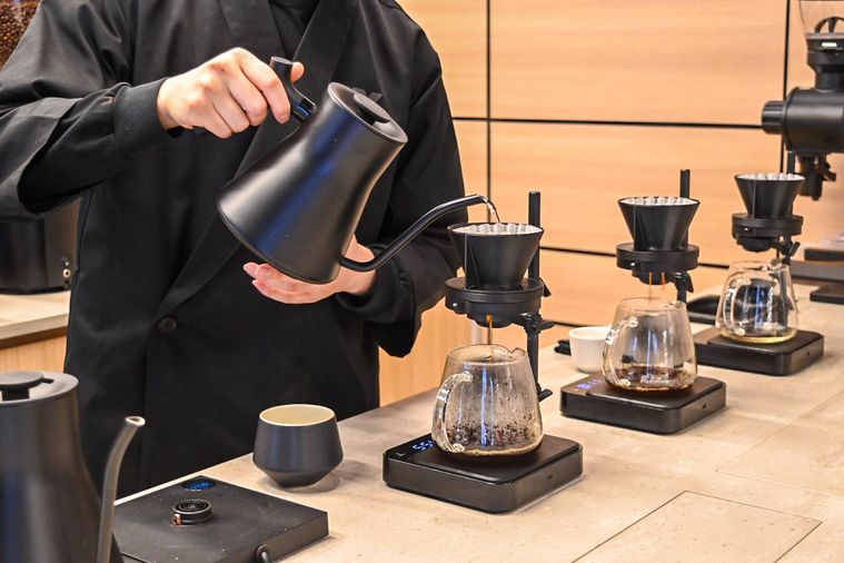 バリスタがコーヒーを淹れているところ