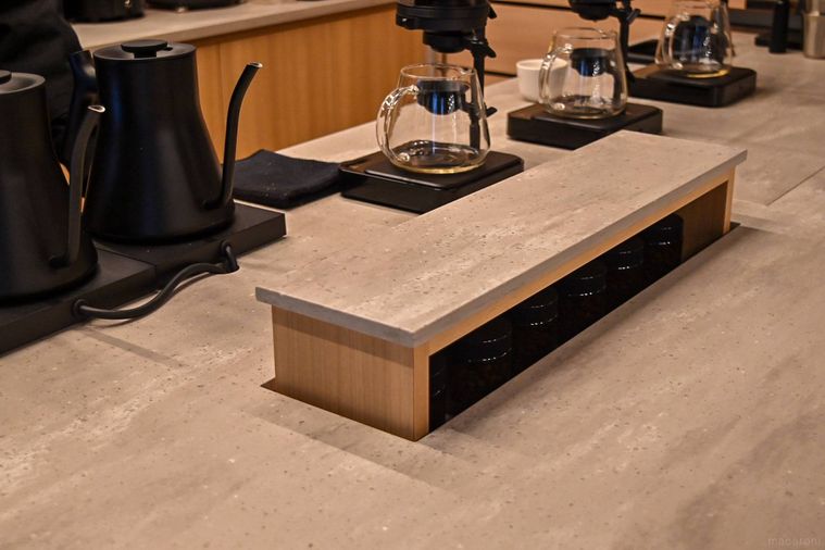 机のなかの棚が上がっているところ