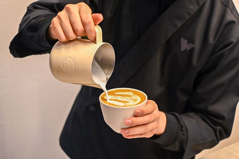 ラテを作っているところ