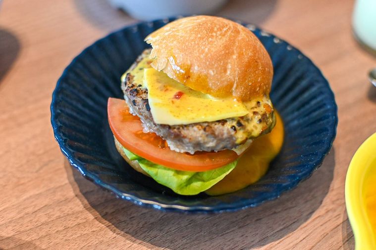 お皿にのったバーガー