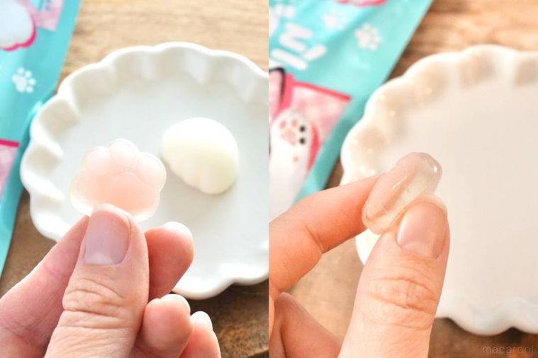 猫の肉球と手の形を模したグミを手に持つ様子