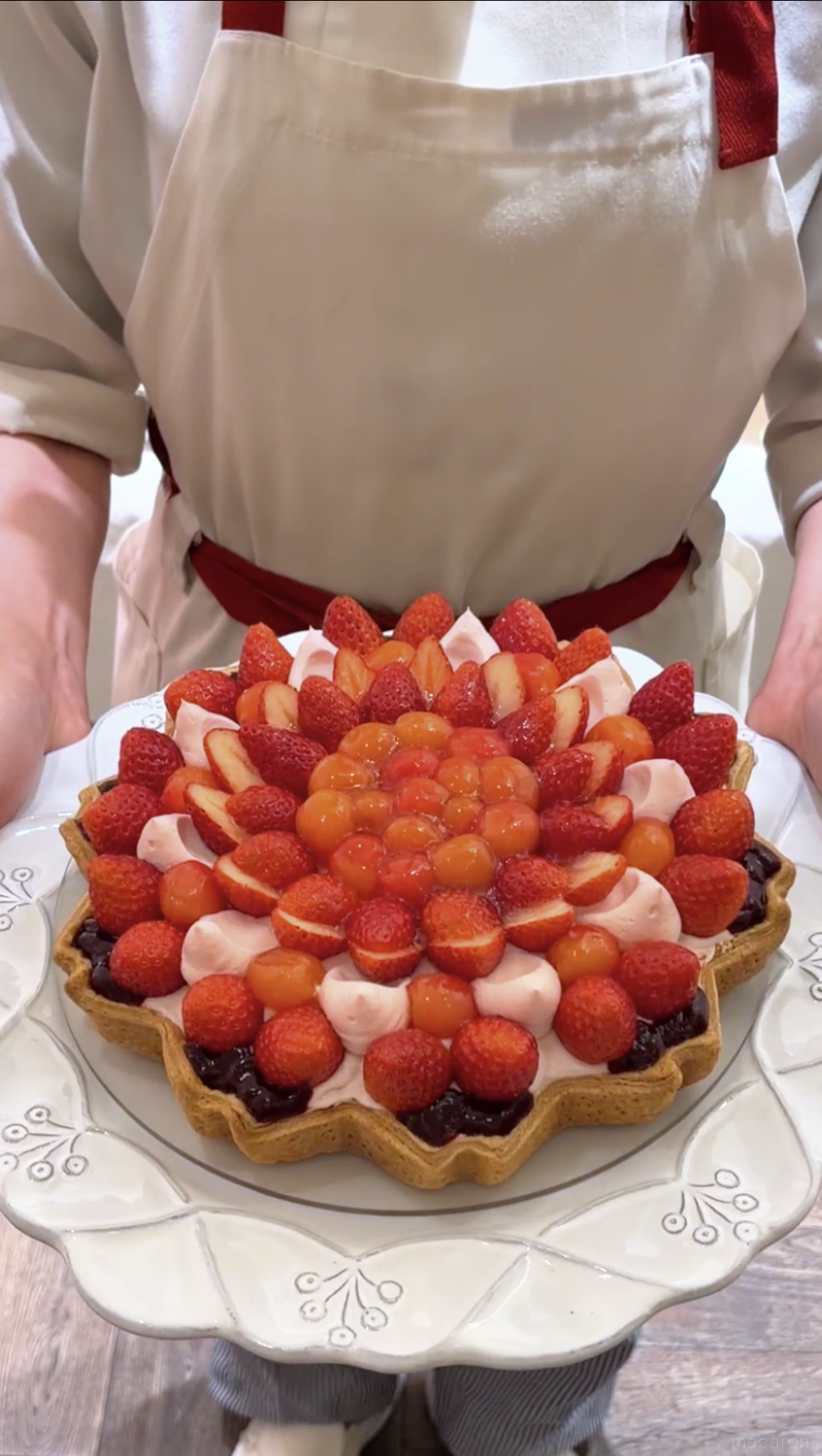 ケーキを持っている