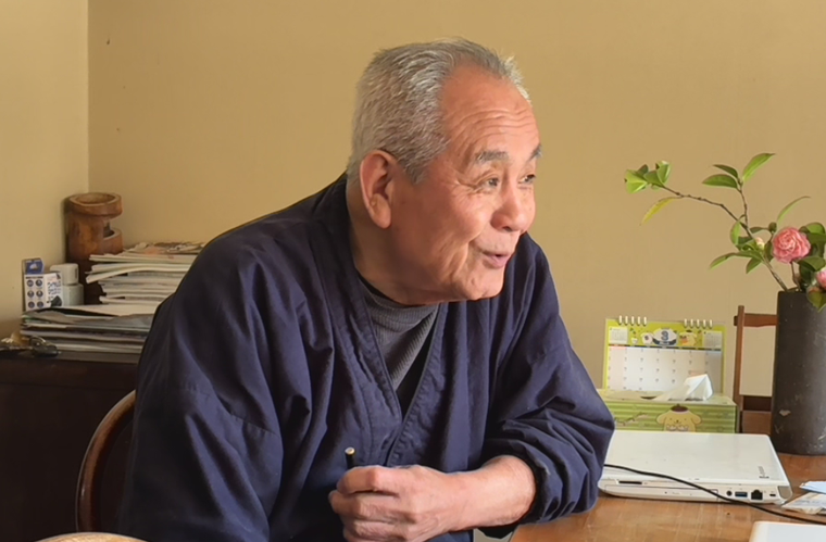 インタビューを受ける桝田さん