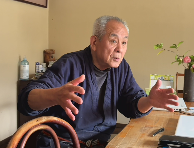 インタビューを受ける桝田さん