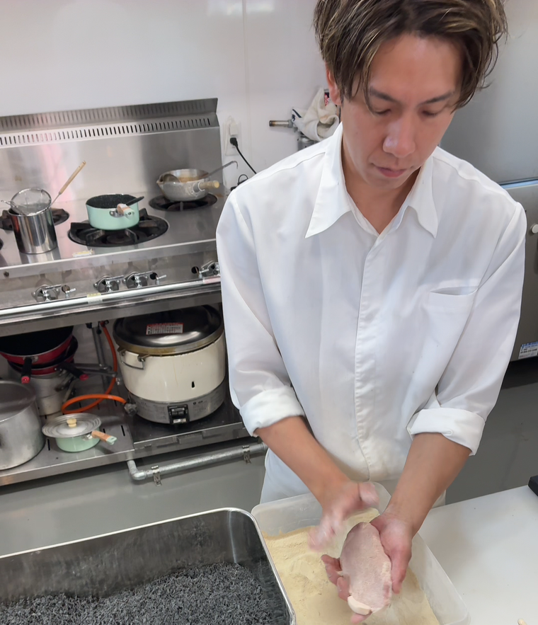 竹内さんが調理しているところ
