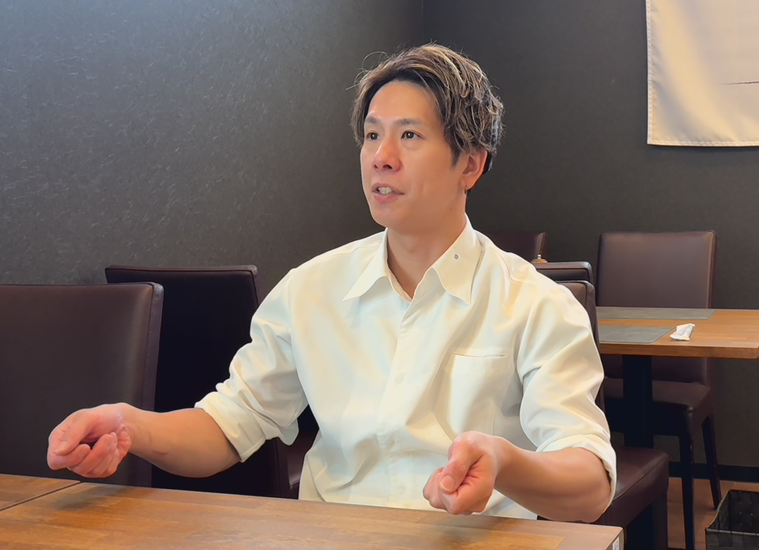 インタビューを受ける竹内さん
