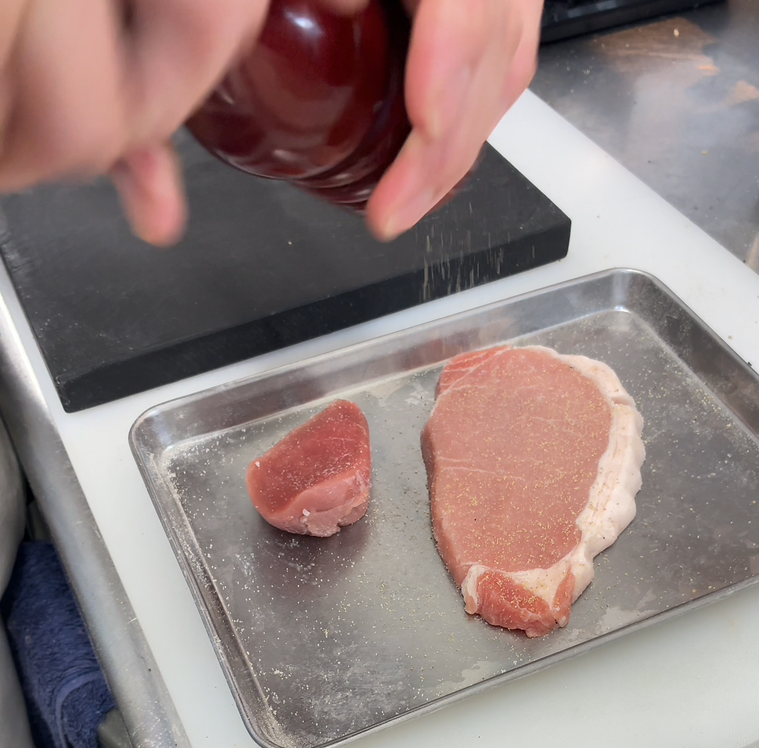 豚肉を下処理しているところ