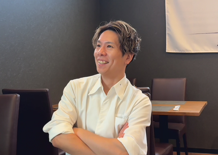 インタビューを受ける竹内さん