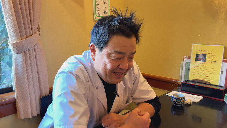 インタビューを受ける加納さん