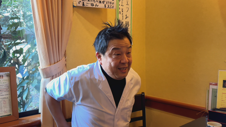 インタビューを受ける加納さん