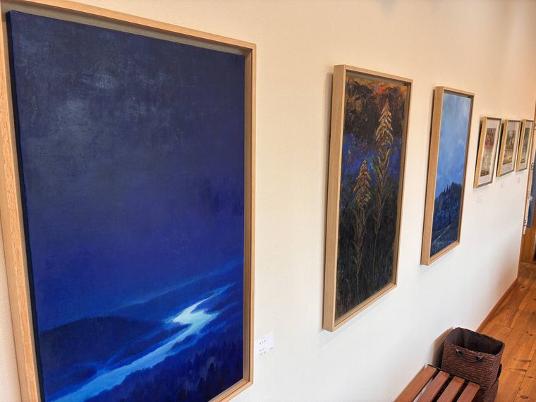 絵画が壁に掛けられている