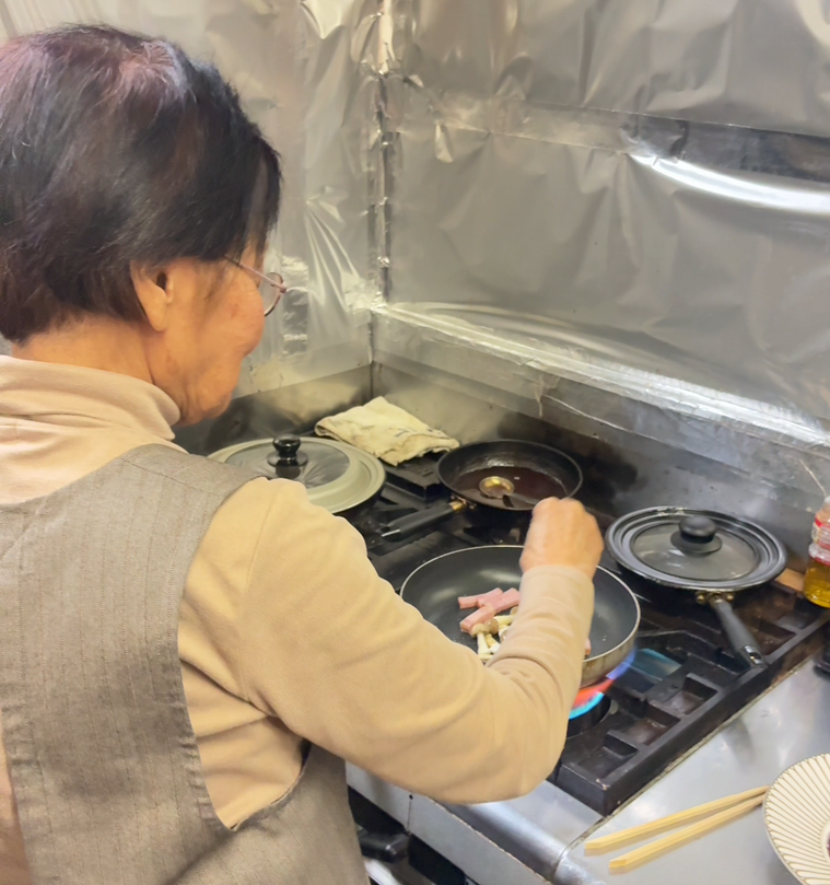 料理をする江原さん