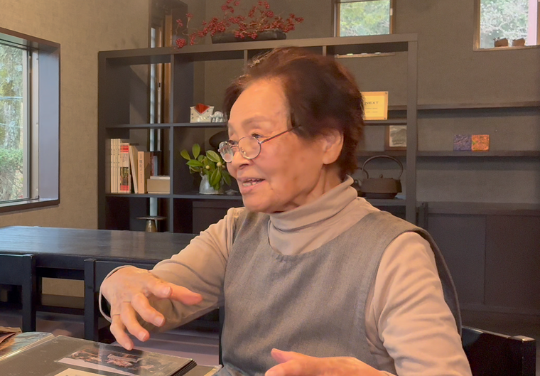 インタビューを受ける江原さん