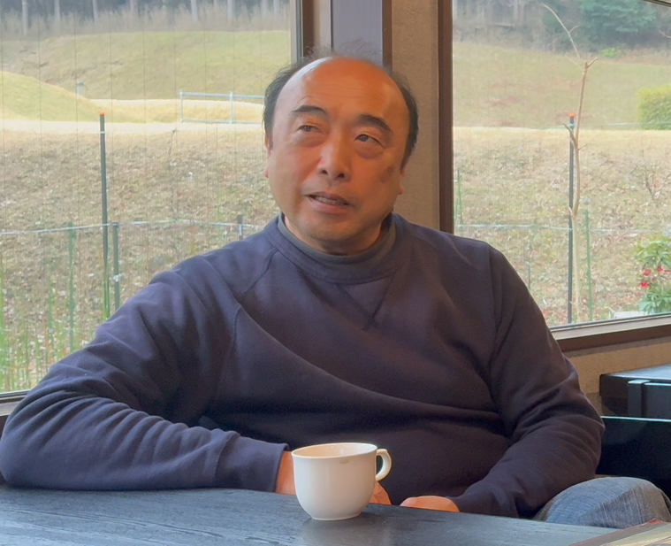 インタビューを受ける土佐さん