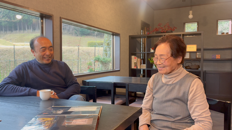 インタビューを受ける土佐さんと江原さん