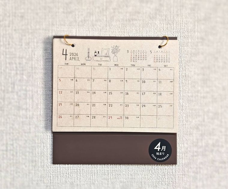 カレンダー 2026 卓上 4月始まり ナチュラルライフが壁にかけてある