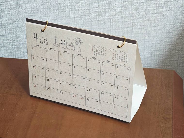 カレンダー 2026 卓上 4月始まり ナチュラルライフを卓上で使っている様子