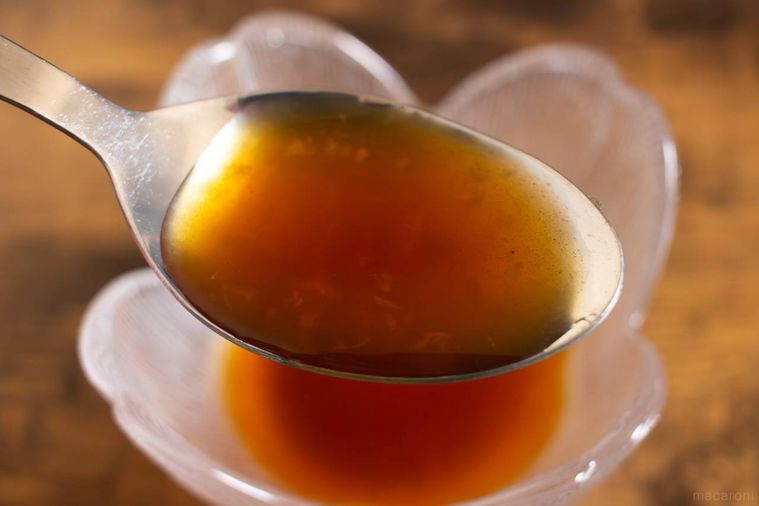 にんべん黒酢玉ねぎめんつゆをスプーンで箸上げしている様子