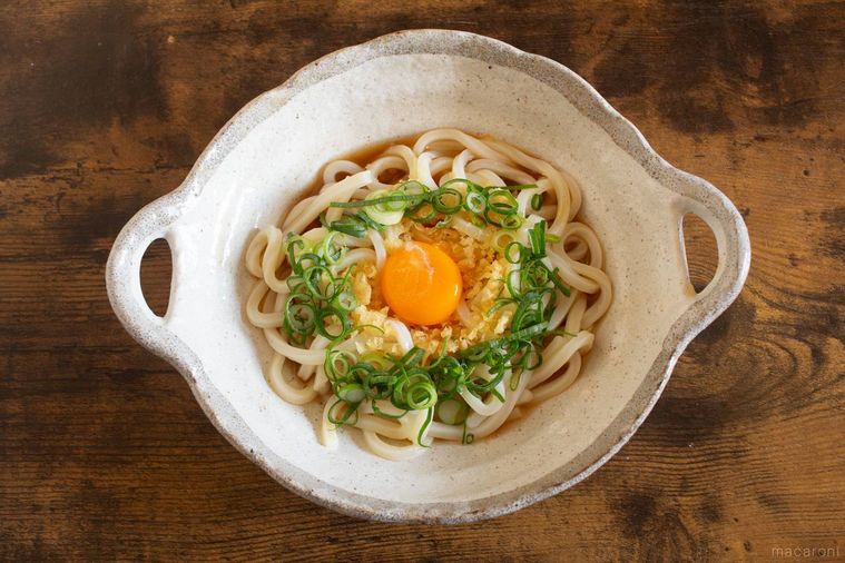 にんべん梅しそかつおめんつゆを使ったうどんが木製のテーブルに置かれている