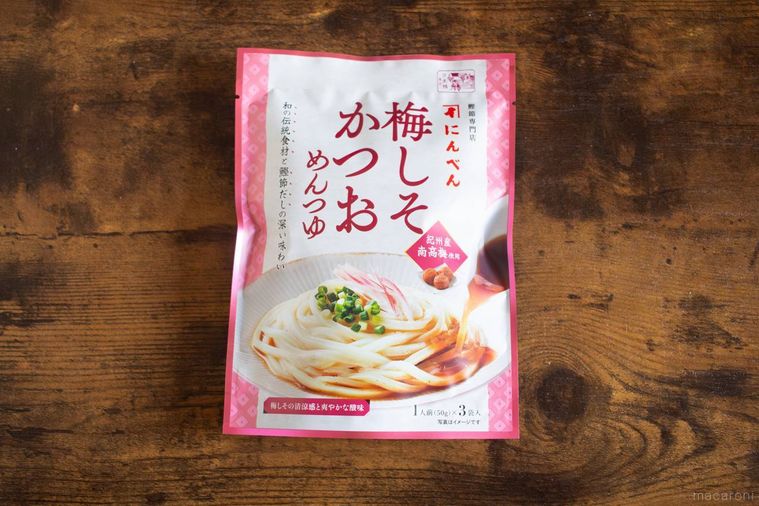 にんべん梅しそかつおめんつゆが木製のテーブルに置かれている