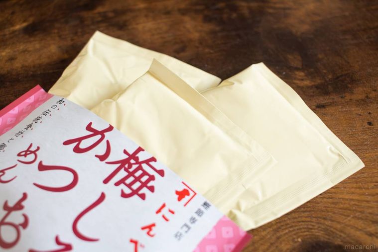 にんべん梅しそかつおめんつゆのパッケージからめんつゆが入った袋が3袋飛び出している