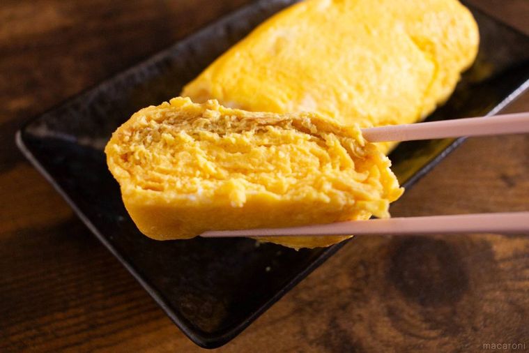 卵焼きを箸上げしている様子