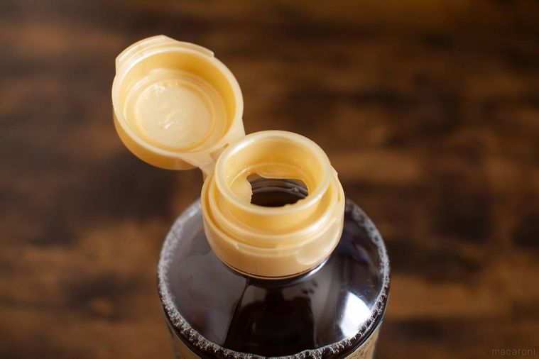 にんべん塩分ひかえめ白だしゴールド 500mlのキャップを開けた様子