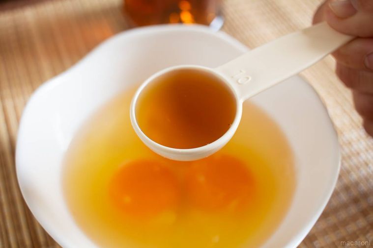 にんべん塩分ひかえめ白だしゴールド 500mlが入ったさじと器に入った卵