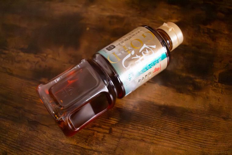 にんべん塩分ひかえめ白だしゴールド 500mlが木製のテーブルに置かれている