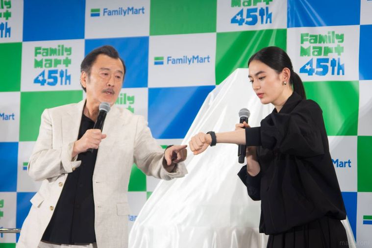 吉田鋼太郎さんと八木莉可子さんが新商品の腕時計を身に付けている様子