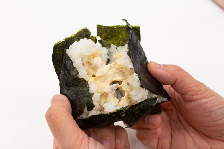 ファミマ手巻 シーチキンマヨネーズを手で半分に割っている様子