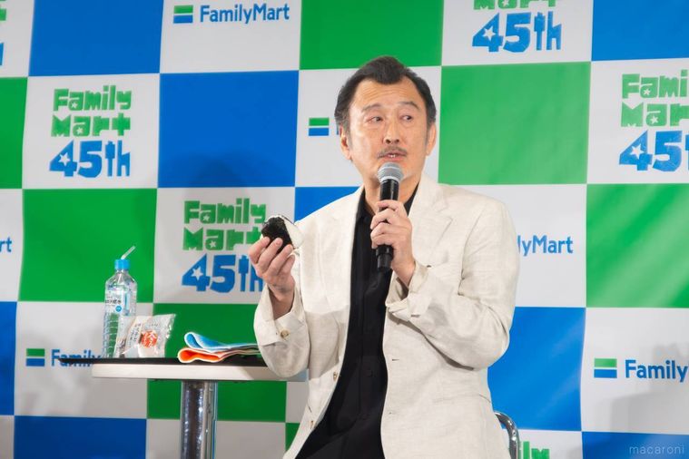 ファミマ大きなおむすび 明太子と鮭マヨネーズを手にしている吉田鋼太郎さん