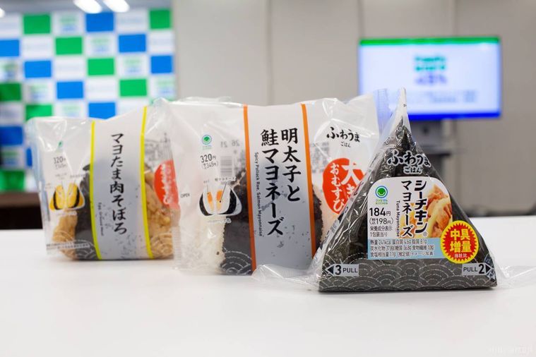 ファミマ大きなおむすび マヨたま肉そぼろ大きなおむすび 明太子と鮭マヨネーズ手巻 シーチキンマヨネーズ