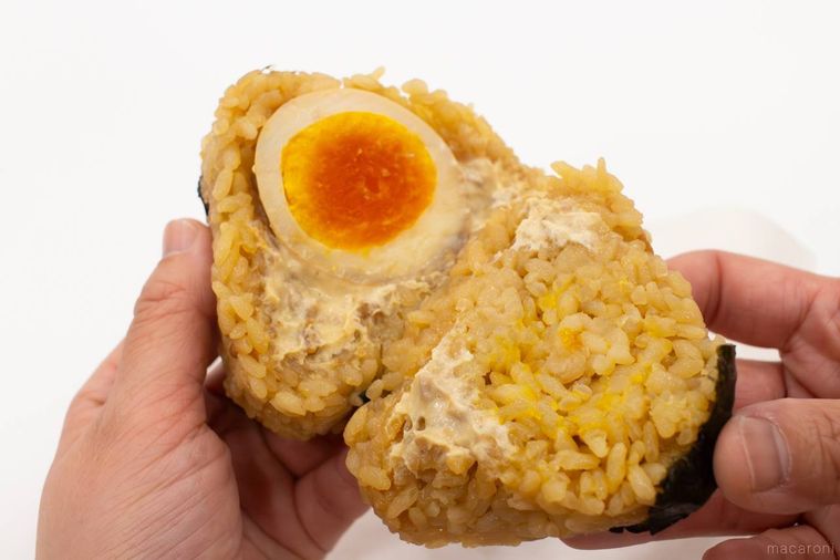 ファミマ大きなおむすび マヨたま肉そぼろを開いて中具を見せている様子