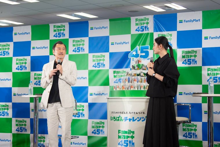 吉田鋼太郎さんと八木莉可子さんがトークをしている様子