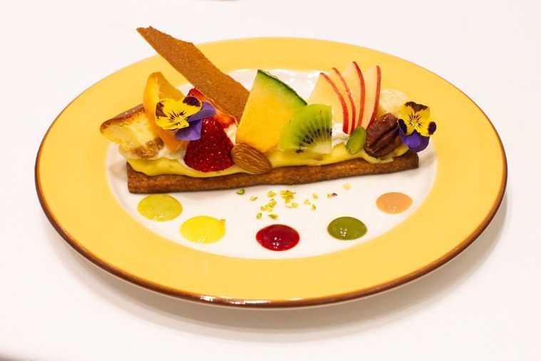 白いテーブルクロスが敷かれたテーブルに置かれているラッキィズ・カフェプランタニエ