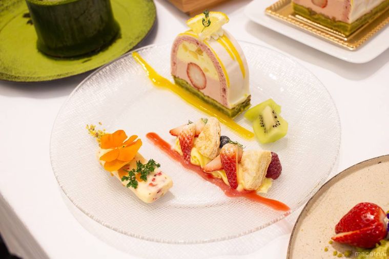 フォトスポットに並んだ、鈴廣かまぼこの里 汐風カフェかまぼこの形の春咲く ジュエルケーキのケーキプレート