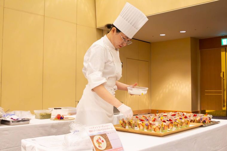 ハイアットリージェンシー箱根のパティシエが試食用のスイーツを盛り付けている様子