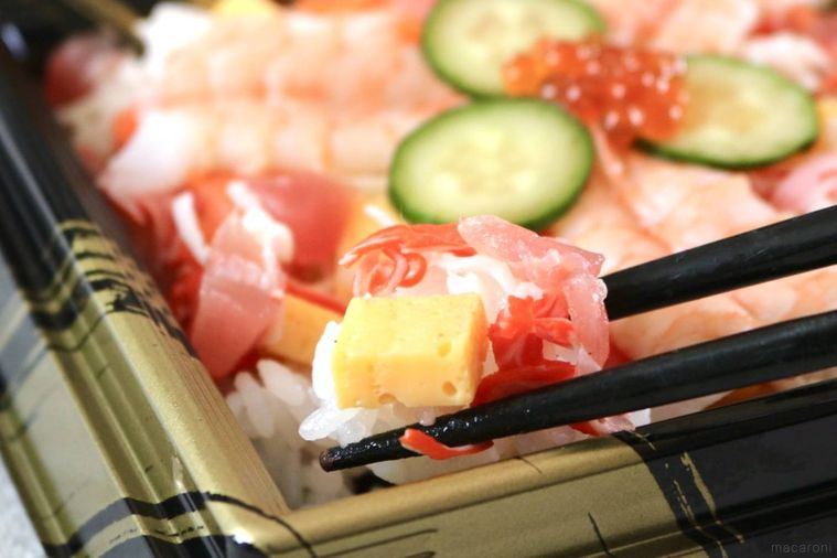 エビのちらし寿司を持っている