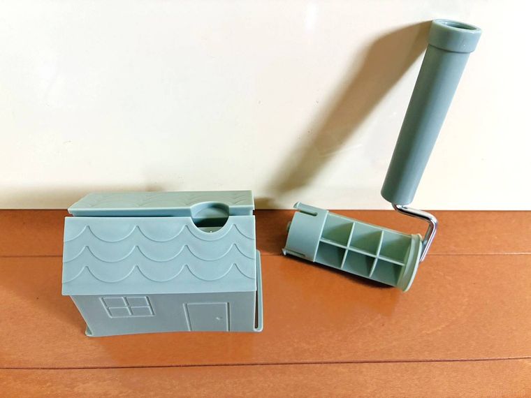 ハウス型のコロコロホルダーとミニサイズのコロコロ