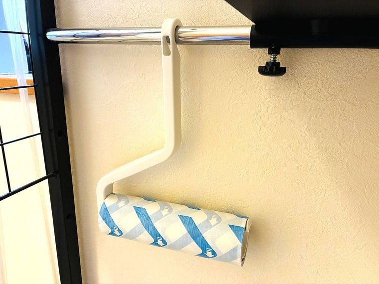 ラックのポールに掛かっているコロコロ