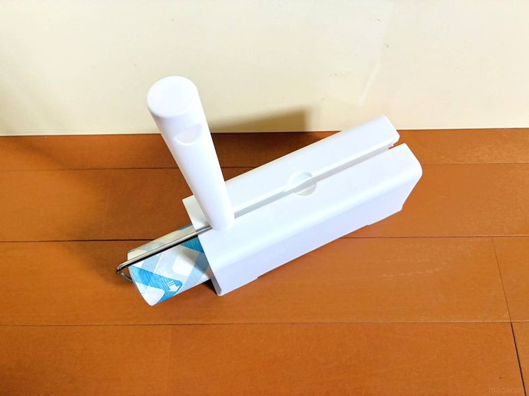 ケースの横からコロコロを収納している