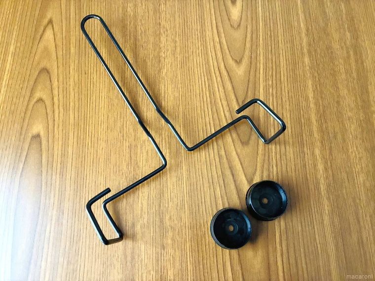 テーブルに置いたコロコロの黒いワイヤーとホルダー