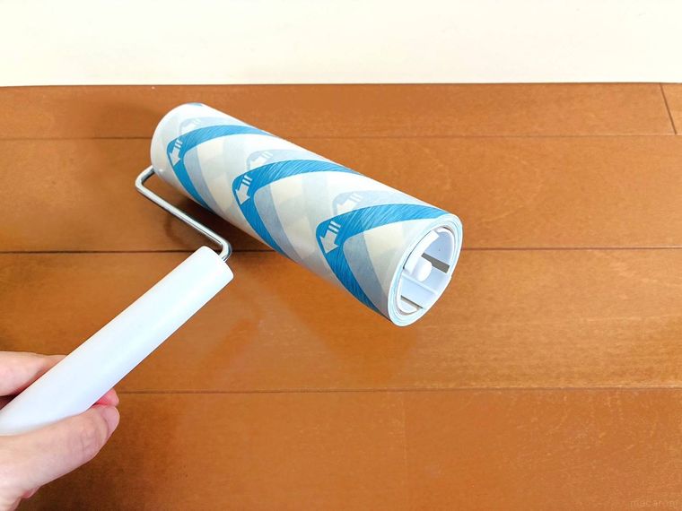 コロコロを手に持っている