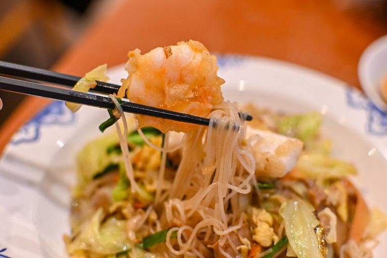 ビーフンを持ち上げているところ