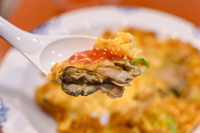 オムレツをれんげで持ち上げているところ