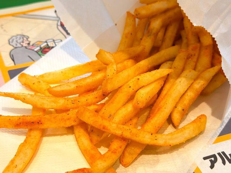 シャカシャカポテト カルビー ピザポテト 味シーズニングを紙袋からだしている様子