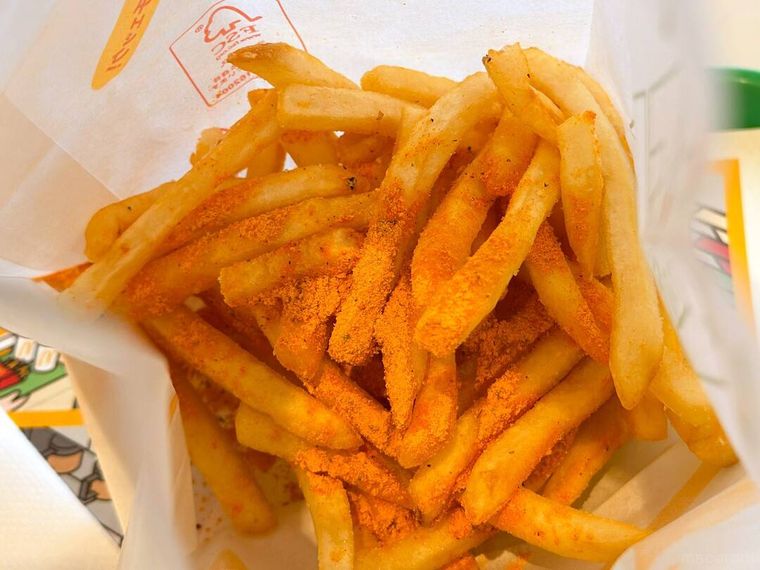 シャカシャカポテト カルビー ピザポテト 味シーズニングをかけたフライドポテト